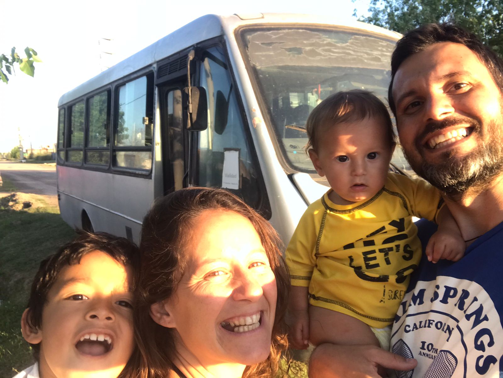 El sueño comenzó: una familia se propone recorrer el mundo en un minibus 